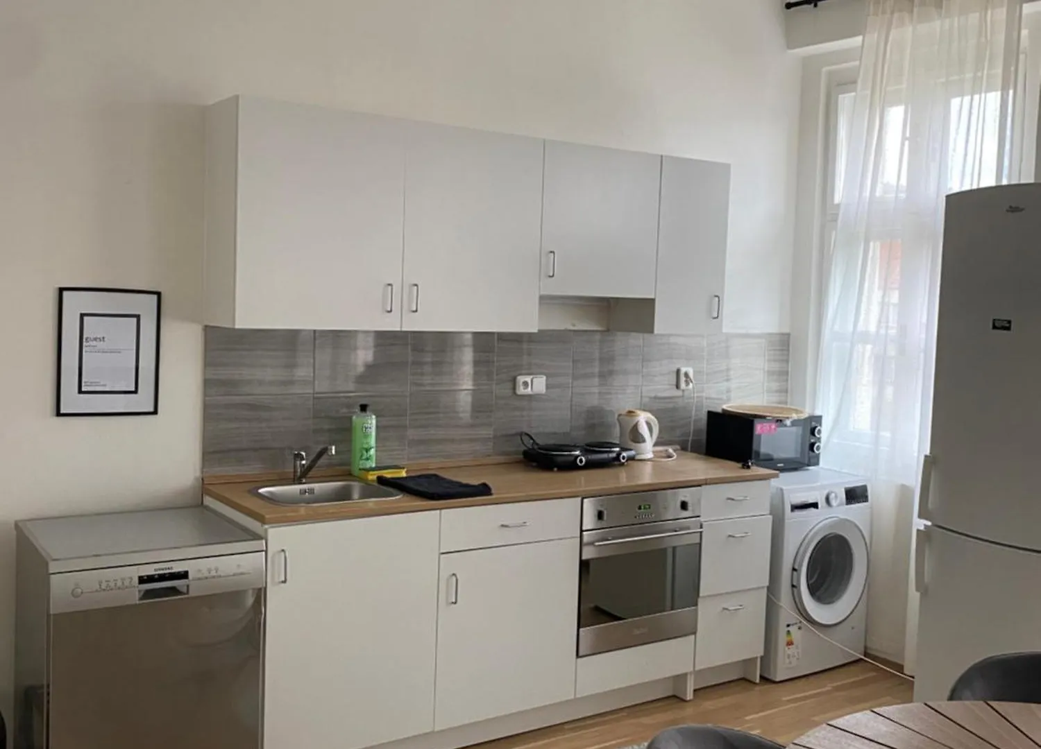 Roomy Apartment Close To Palmovka Prag